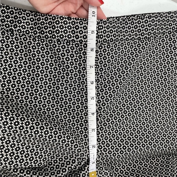 Ellen Tracy Geometric Black White Print Pockets Cropped Ankle Zip Button Pants - Picture 11 of 12